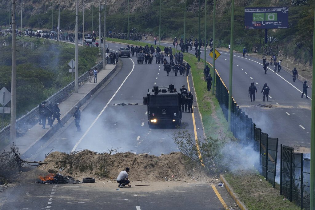 Ισημερινός: Διαδηλώσεις και αποκλεισμοί δρόμων κατά της αύξησης της τιμής των καυσίμων