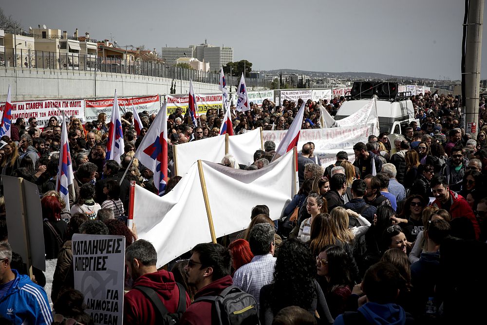 Στους δρόμους χιλιάδες εκπαιδευτικοί: Με απεργία και πορεία «απαντούν» σε Κεραμέως – Μητσοτάκη