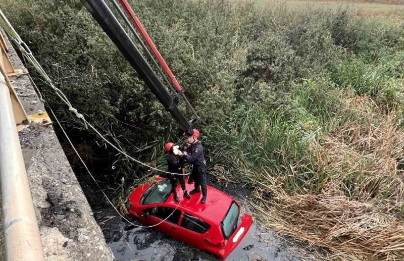 Θεσσαλονίκη: ΙΧ «βούτηξε» σε κανάλι – Σώες οι δύο επιβαίνουσες