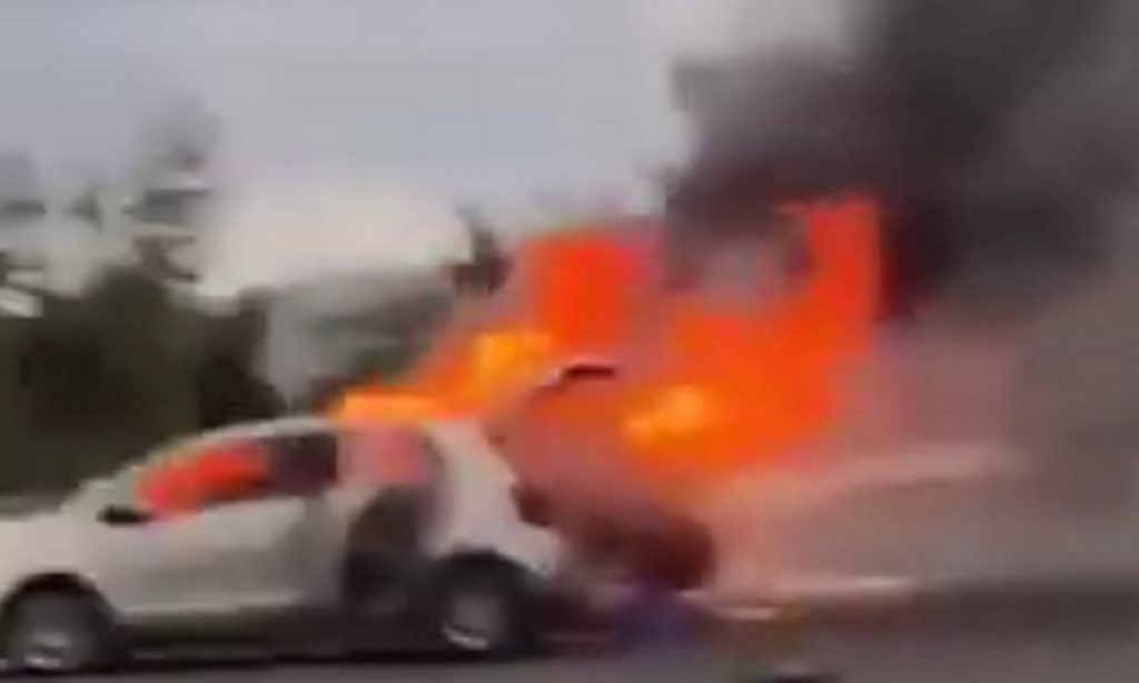 Άγριες συμπλοκές με τραυματία και καμένα αμάξια στη Μαλακάσα πριν από το Ολυμπιακός – Παναθηναϊκός (video)