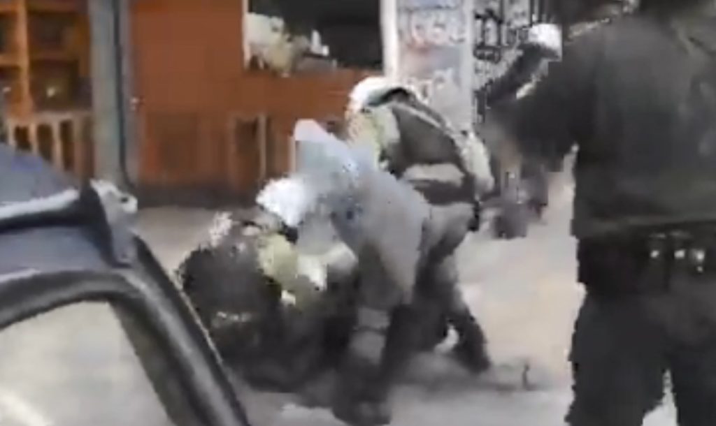 Απίστευτες βιαιότητες της αστυνομίας στα Εξάρχεια (Video)
