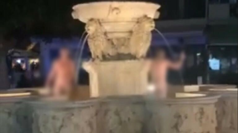 Hράκλειο: Δύο άντρες «έπαιξαν» ανέμελοι και… γυμνοί στο ιστορικό σιντριβάνι της πόλης (Video)
