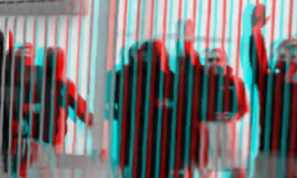 Όποιος τηρεί ίσες αποστάσεις θρέφει το αυγό του φιδιού