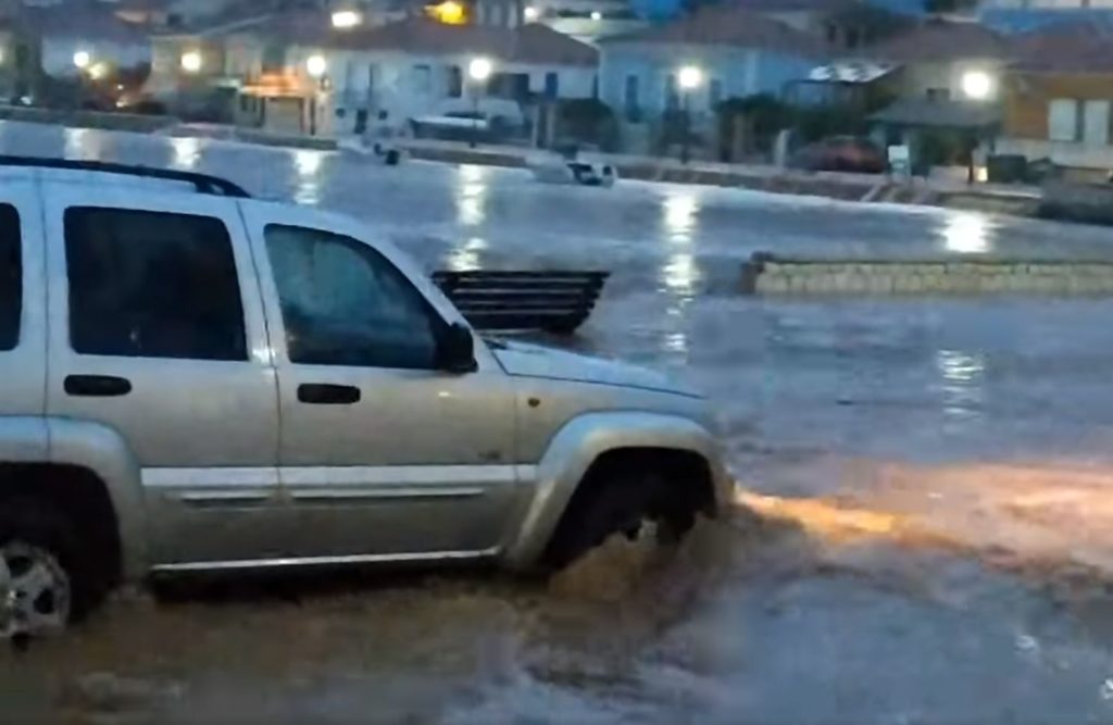 Βαρύ το πλήγμα της κακοκαιρίας «Μπάλλος» στην Ιθάκη – «Σπάσαμε τα μουράγια στην παραλία για να φύγει το νερό στη θάλασσα» (Video)