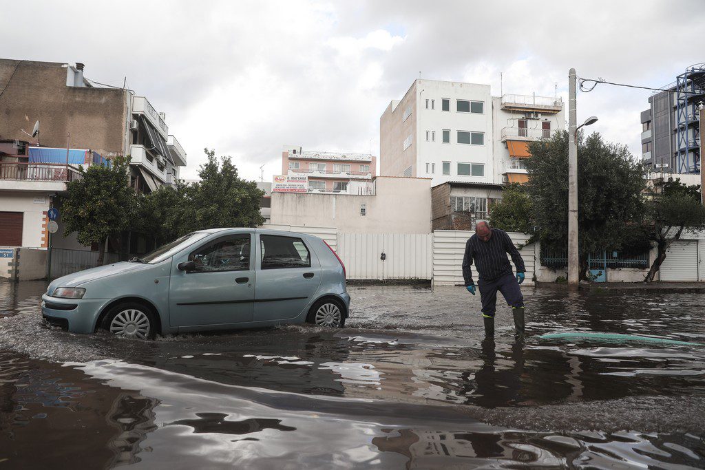 Κακοκαιρία «Μπάλλος»: Διεκόπη η κυκλοφορία σε περιοχή του Χαλανδρίου λόγω καθίζησης οδοστρώματος