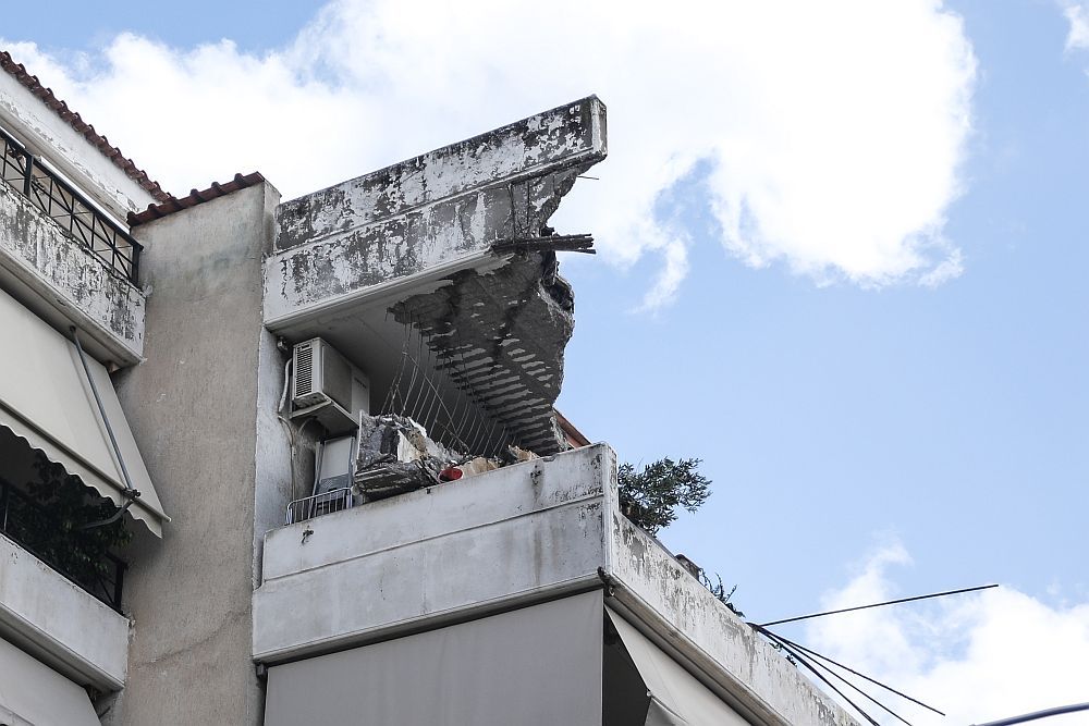 Κατέρρευσε μπαλκόνι πολυκατοικίας στο Χαλάνδρι – Συγκλονιστικές εικόνες (Photos)