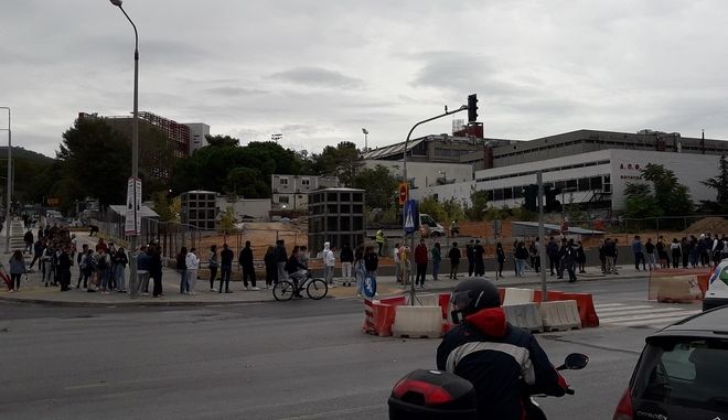 Εικόνες ντροπής στη Θεσσαλονίκη – Φοιτητές περιμένουν στην ουρά για ένα γεύμα