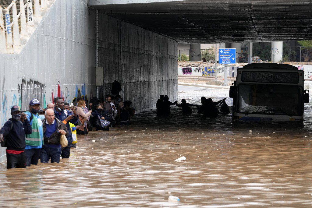 Στο έλεος της κακοκαιρίας «Μπάλλος» η χώρα- Δρόμοι ποτάμια, παρέλυσαν τα Μέσα Μεταφοράς παρά τις προβλέψεις της Πολιτικής Προστασίας