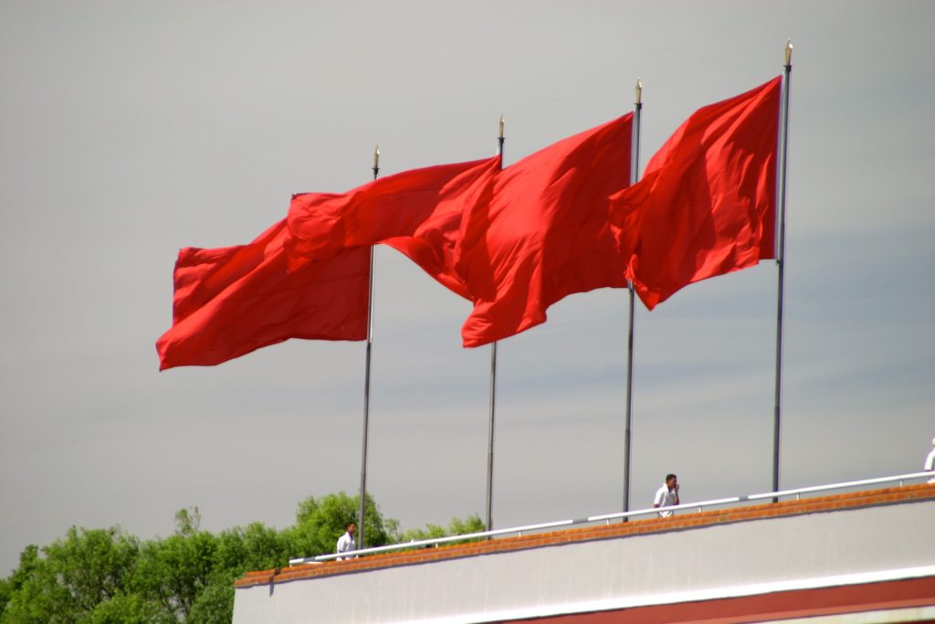 Κίνα κατά ΗΠΑ: «Πολιτικά υποκινούμενη και ψευδής» η έρευνα για την προέλευση της πανδημίας