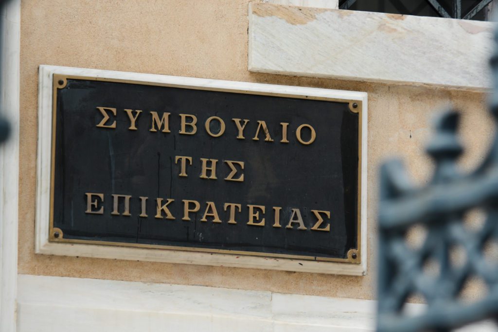 Στην Ολομέλεια του ΣτΕ το κυβερνητικό πρόστιμο των 100 ευρώ στους ανεμβολίαστους άνω των 60