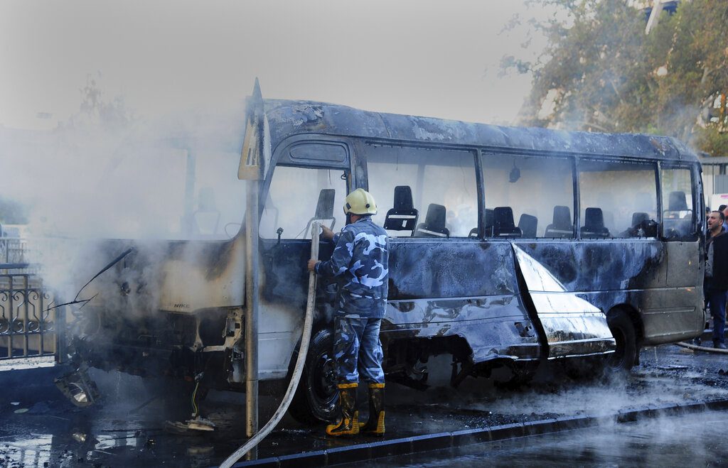 Συρία: Τουλάχιστον 27 νεκροί μετά από βομβαρδισμούς και βομβιστική επίθεση σε λεωφορείο