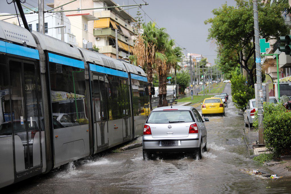 Αποσύρονται οι συρμοί του τραμ λόγω της κακοκαιρίας