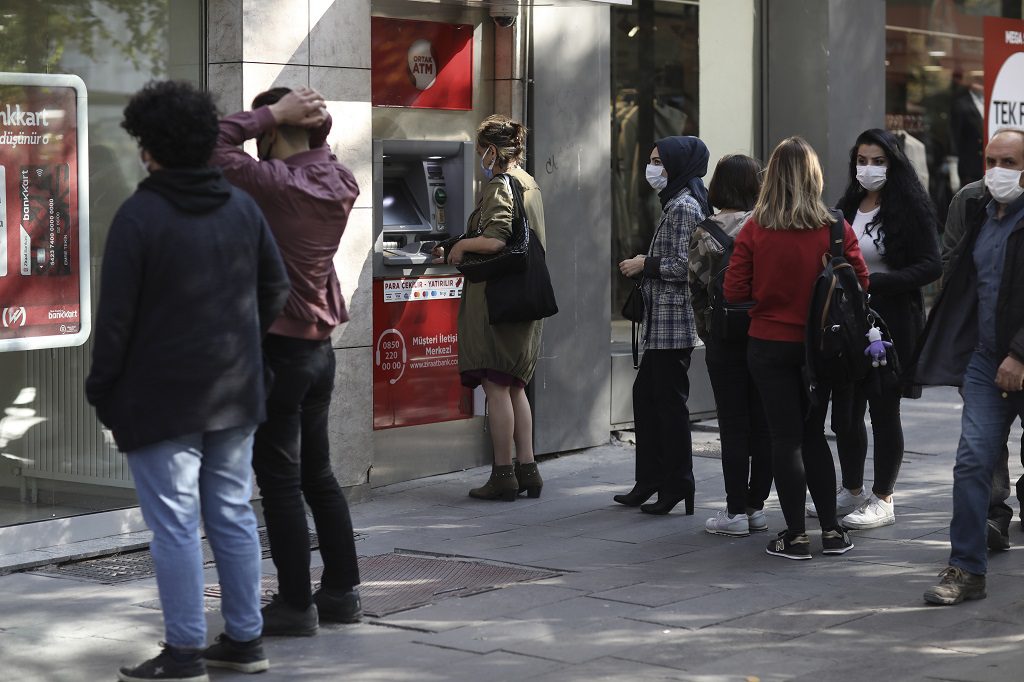 Η τουρκική λίρα κατρακυλάει μετά την ανακήρυξη δέκα πρέσβεων σε persona non grata