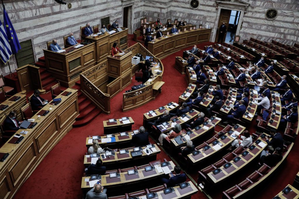 Η ελληνογαλλική συμφωνία στη Βουλή: Καταψηφίζει ο ΣΥΡΙΖΑ, κριτικάρει το ΚΙΝΑΛ αλλά υπερψηφίζει