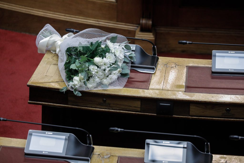 Παύση εργασιών στη Βουλή για τον θάνατο της Φώφης Γεννηματά – Λουλούδια στο έδρανο της και ενός λεπτού σιγή στην Ολομέλεια