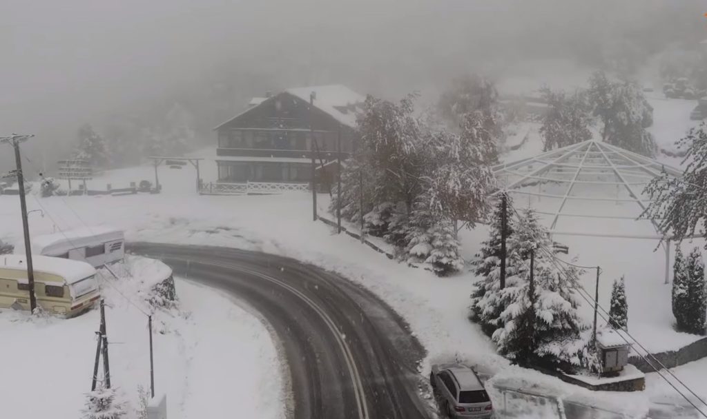 Η κακοκαιρία «Μπάλλος» έφερε τα πρώτα χιόνια στην Βόρεια Ελλάδα (Video)