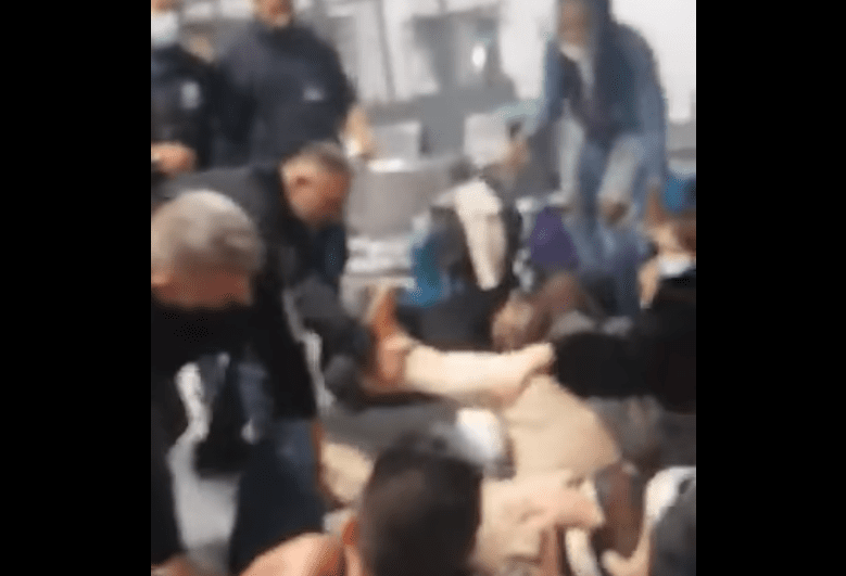 Απρόκλητη και πρωτοφανής βία αστυνομικών κατά μεταναστών στην Ζάκυνθο (Video)