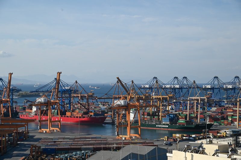 Συνεχίζεται η απεργία των εργαζομένων στο λιμάνι του Πειραιά – Το μεσημέρι η κηδεία του εργάτη που σκοτώθηκε από γερανογέφυρα
