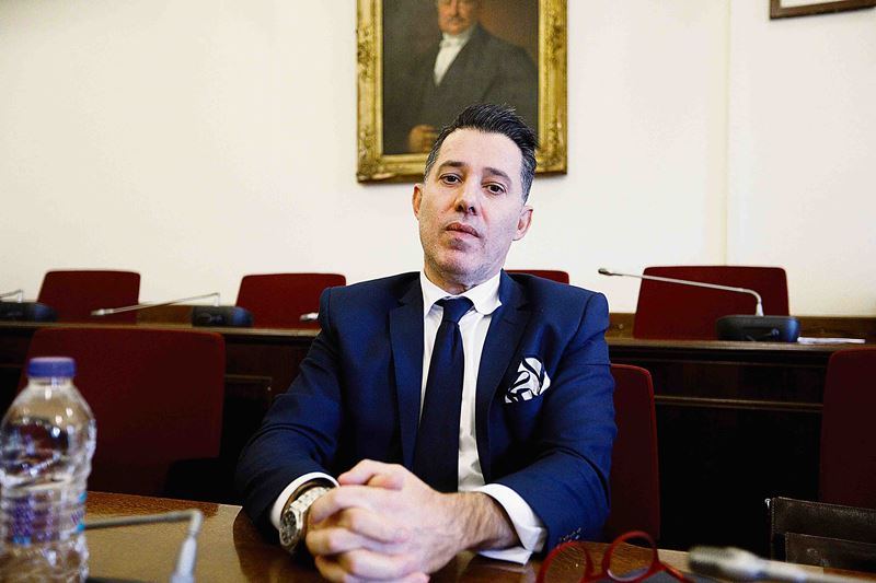 Νίκος Μανιαδάκης, ο «πιο στενός συνεργάτης» Novartis – υπουργών