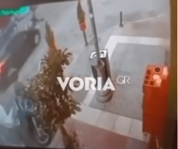 Θεσσαλονίκη: Συγκλονιστικό βίντεο από τη στιγμή που αυτοκίνητο παρασύρει και εγκαταλείπει ηλικιωμένη
