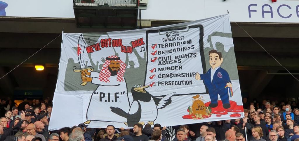 Premier League: Οι οπαδοί της Κρίσταλ Πάλας αποδοκίμασαν με καυστικό πανό το νέο αφεντικό της Νιουκάστλ