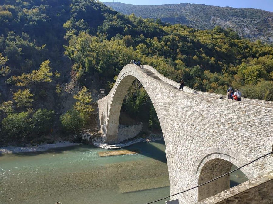 Το Υπουργείο Πολιτισμού «ξέχασε» τους μαστόρους στη φιέστα του Γεφυριού της Πλάκας