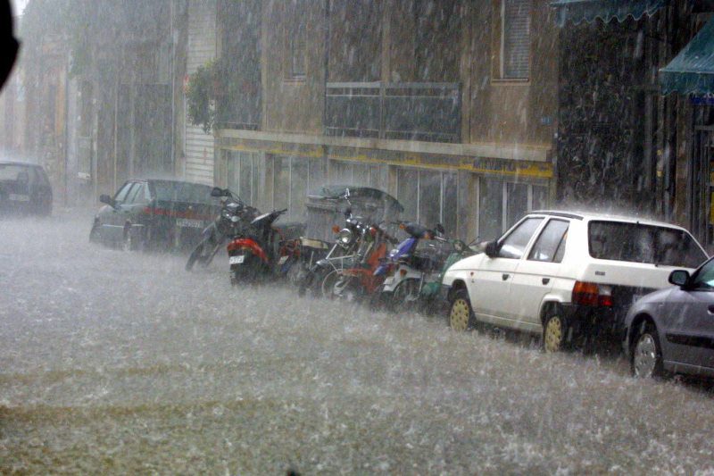 Meteo: Iσχυρές βροχοπτώσεις, καταιγίδες και χαλαζοπτώσεις αύριο στις περισσότερες περιοχές της χώρας
