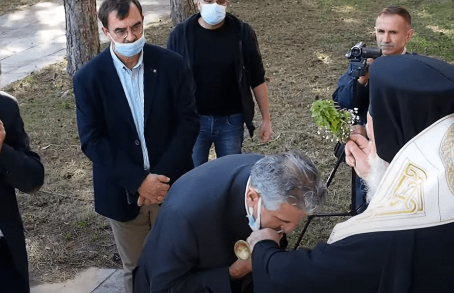 Απίστευτο περιστατικό: Ο Μητροπολίτης Γρεβενών κατέβαζε τις μάσκες των επισήμων για να φιλήσουν τον σταυρό (Video)