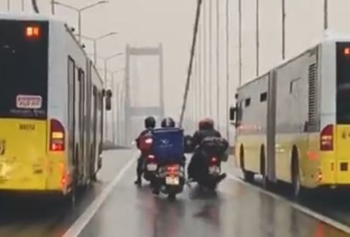 Κωνσταντινούπολη: Λεωφορεία προστατεύουν διανομείς από τους θυελλώδεις ανέμους σε γέφυρα (Video)
