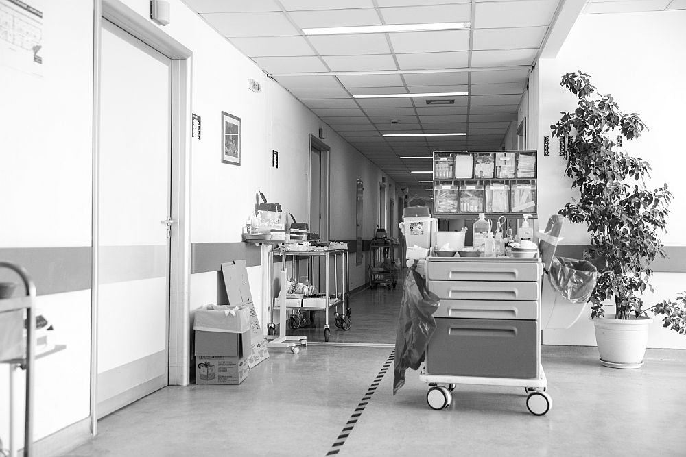 Ασφυκτική πίεση στο «Αττικόν»: «Οι διάδρομοι των κλινικών με ράντζα, η διοίκηση σηκώνει τα χέρια ψηλά»