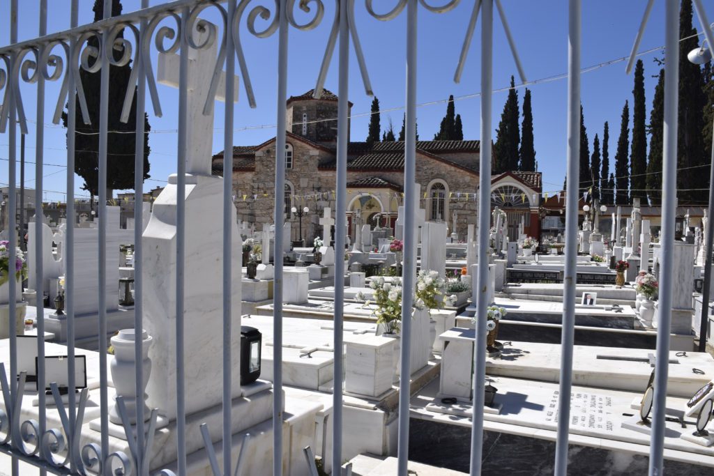 Φρίκη στα Καλύβια: Δεκάδες τάφοι παιδιών σε αυλή σπιτιού ιερέα
