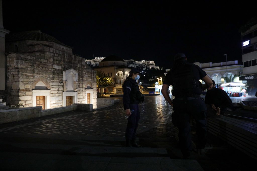 Επεισόδια στο Μοναστηράκι μεταξύ οπαδών και αστυνομίας
