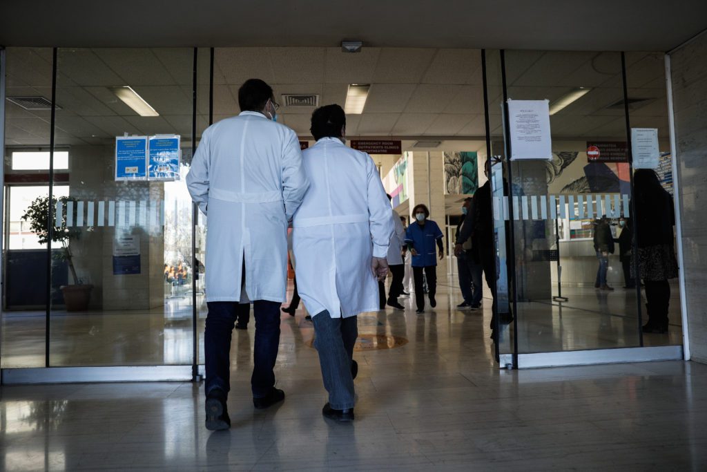 Τραγικές εικόνες στο Θριάσιο: Τρεις ασθενείς νοσηλεύτηκαν σε κοντέινερ και έξι διασωληνωμένοι εκτός ΜΕΘ