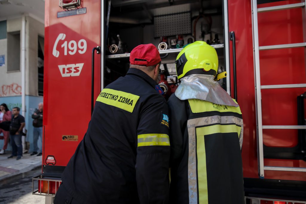 Μεγάλη φωτιά σε αποθήκη στον Πειραιά