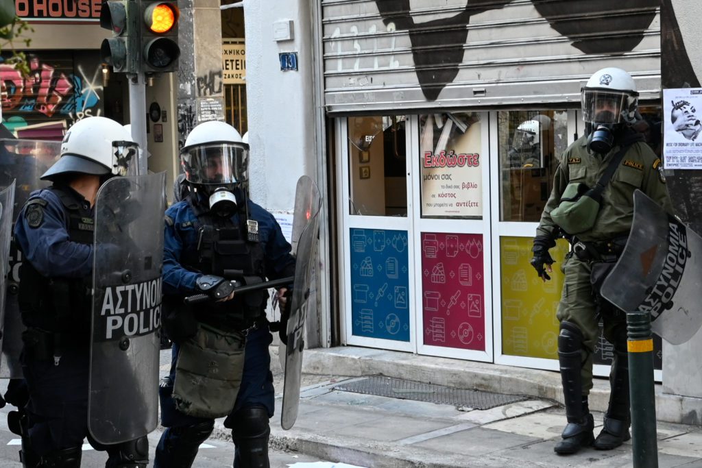 ΣΥΡΙΖΑ: «Να αποσυρθούν οι ανεμβολίαστοι αστυνομικοί από τα μέτρα ασφαλείας»