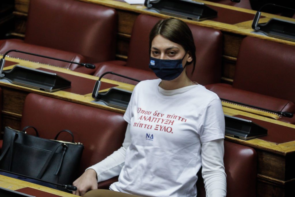 Αμπατζίδη: Με συμβολική μπλούζα στην Βουλή για την αστυνομική βία