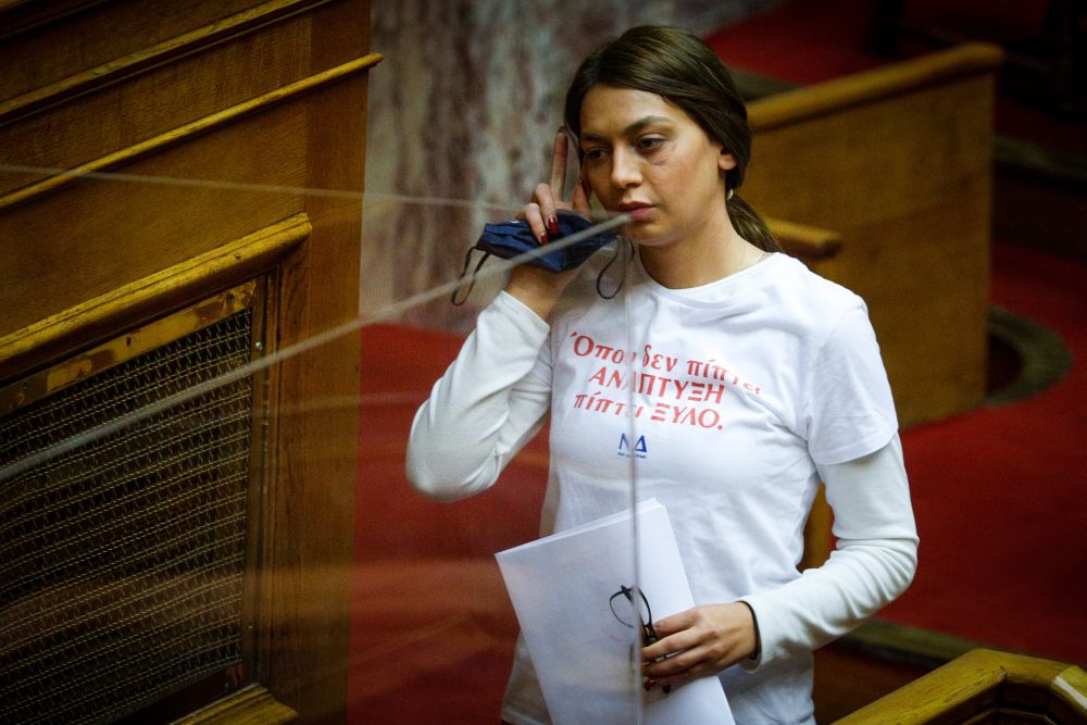 Ο Μπουκώρος αντί να ζητήσει συγγνώμη, λογοκρίνει την Απατζίδη που γρονθοκοπήθηκε από ΜΑΤ (Photos)