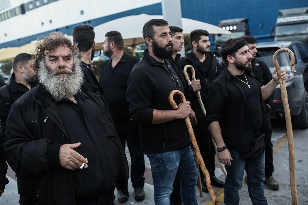 Αγρότες από την Κρήτη διαμαρτύρονται έξω από το υπουργείο Ανάπτυξης (Photos)