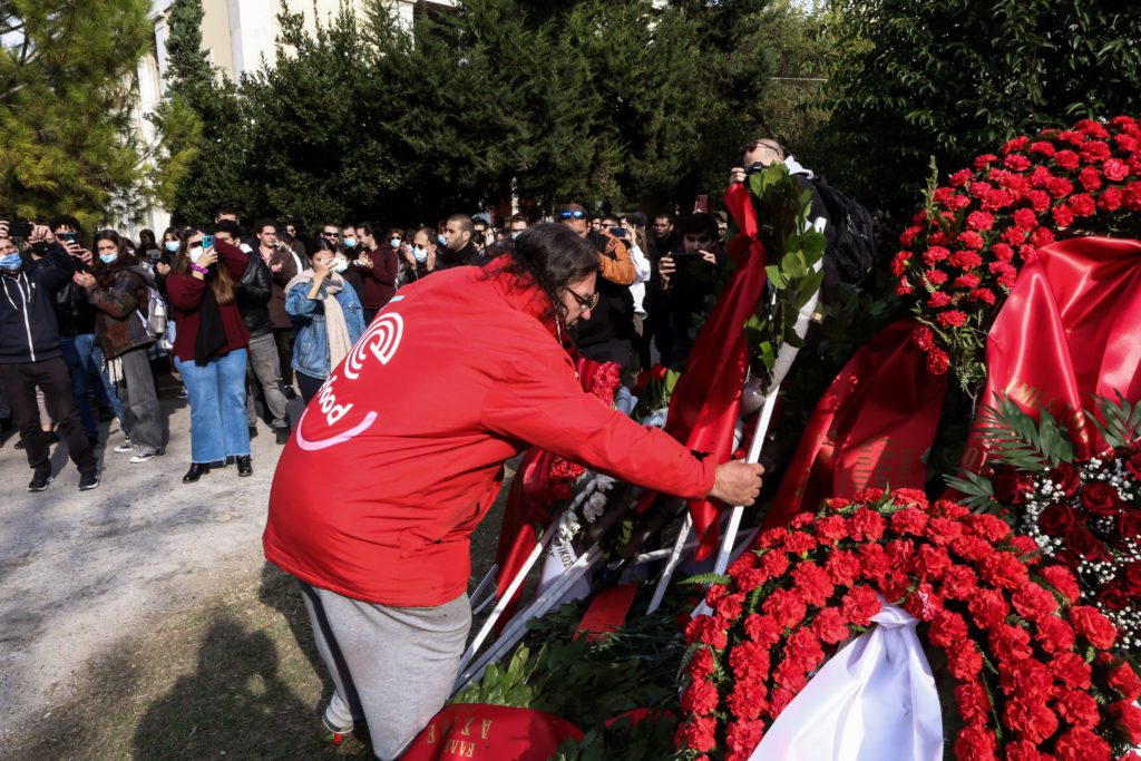 Οι εργαζόμενοι της «eFood» και της «Wolt» κατέθεσαν στεφάνι στη μνήμη των αγωνιστών του Πολυτεχνείου (Video)