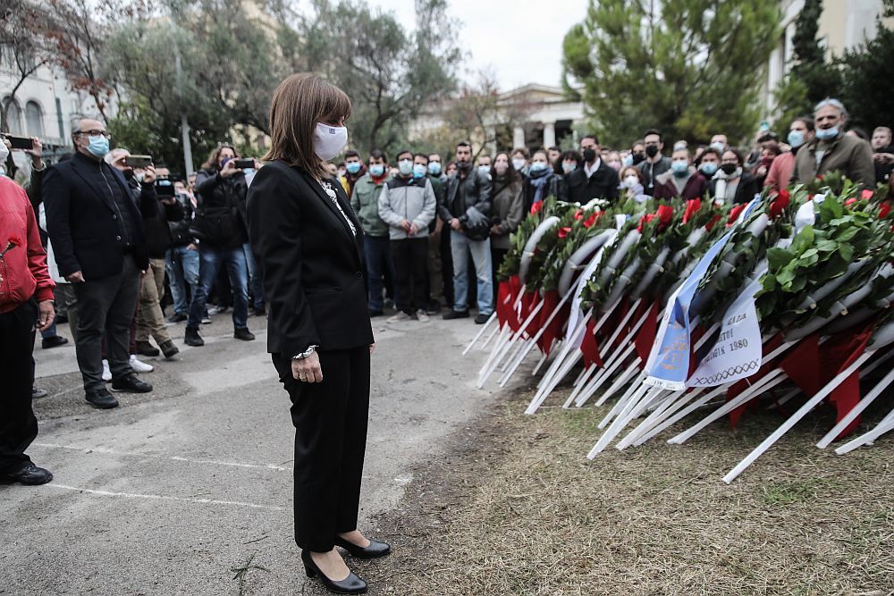 Πολυτεχνείο: Κατέθεσε στεφάνι η Πρόεδρος της Δημοκρατίας (Photos)