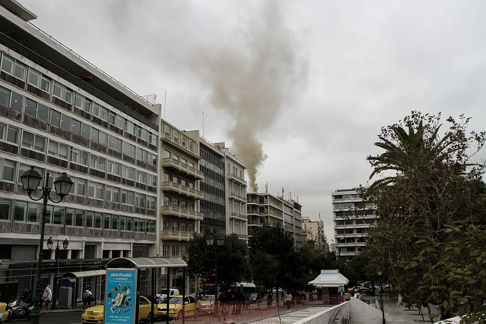 Φωτιά σε καμινάδα εστιατορίου στη Μητροπόλεως (Photos)