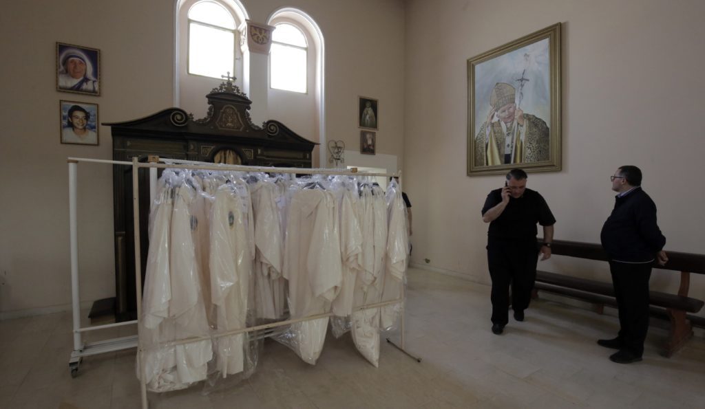 Πασαρέλα με ιερείς στο Βέλγιο: Παρουσιάστηκε άμφιο 300.000€ (Video)