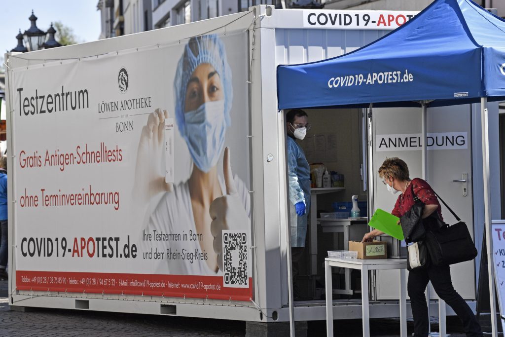 Διεθνής Τύπος: Σχέδια για δωρεάν rapid τεστ σε εμβολιασμένους στη Γερμανία – «Πριμ» πρώτης γραμμής για τους υγειονομικούς στην Ιταλία