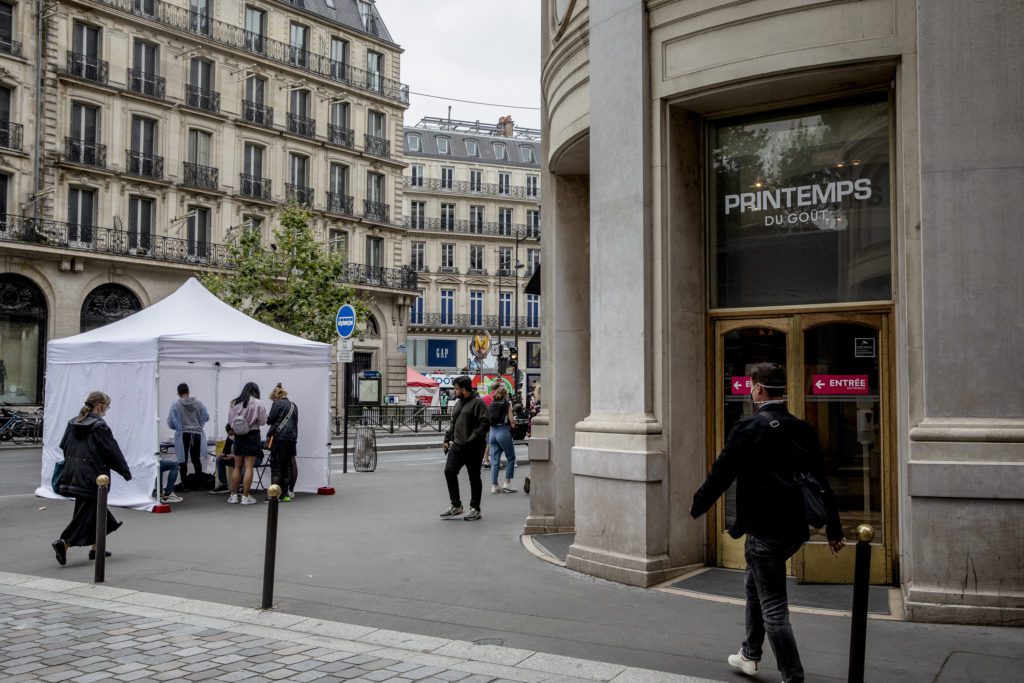 Αυξάνεται ο δείκτης μολύνσεων στη Γαλλία – Ανακοινώνονται νέα περιοριστικά μέτρα