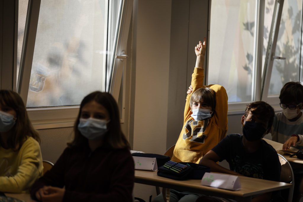 Γαλλία: Υποχρεωτικές ξανά οι μάσκες στα σχολεία
