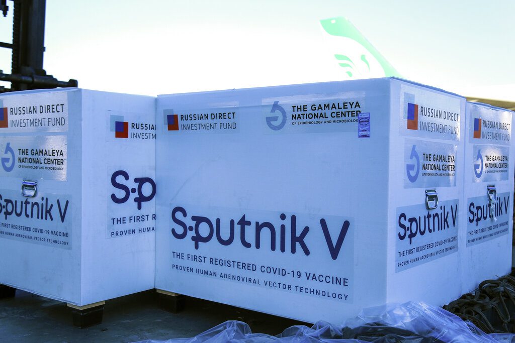 Η Ρωσία επικαλείται έρευνες για την υψηλή αποτελεσματικότητα των Sputnik-V, Astra Zeneca και Sinopharm