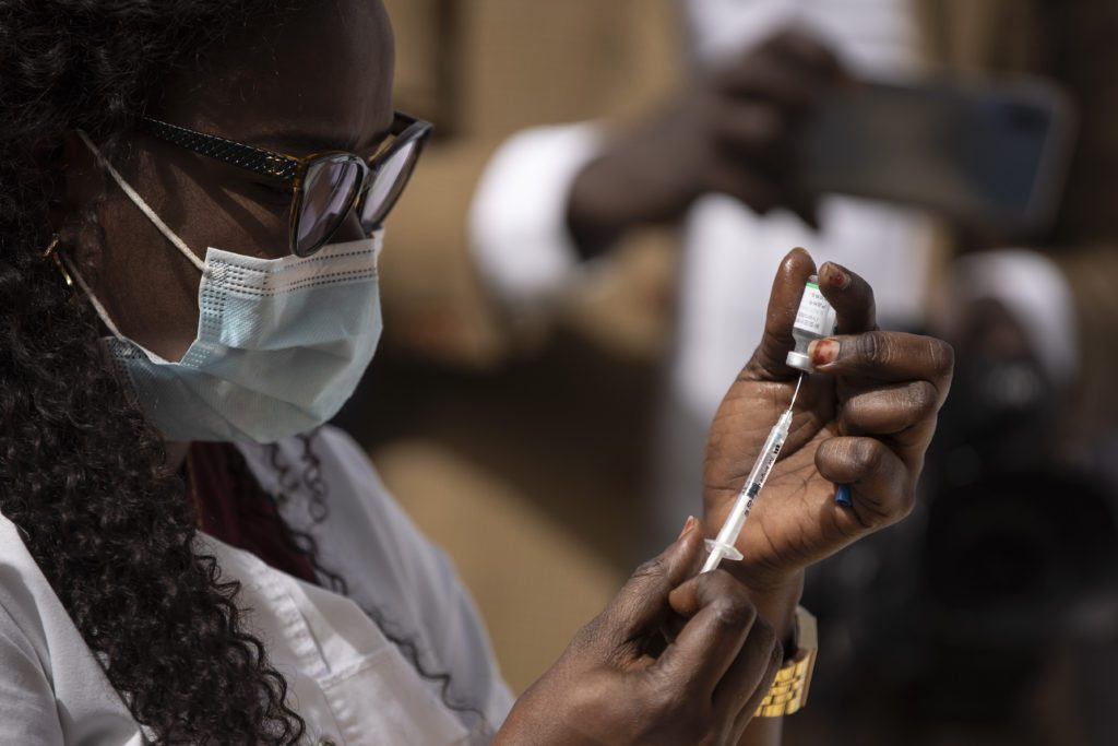 Ο Σι Τζινπίνγκ υπόσχεται ένα δισεκατομμύριο δόσεις εμβολίων στην Αφρική