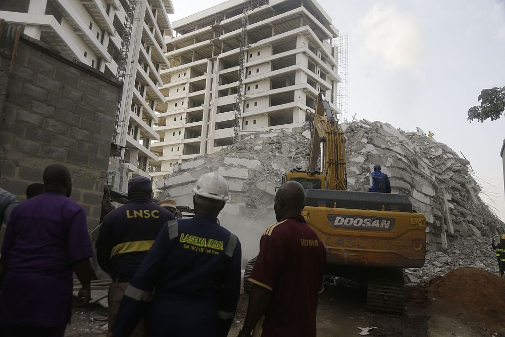 Κατάρρευση κτιρίου στη Νιγηρία: Τουλάχιστον 6 οι νεκροί – 100 περίπου οι αγνοούμενοι (Photos)