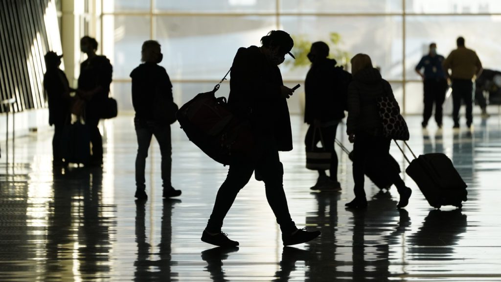 Εξαπλώνεται η μετάλλαξη Όμικρον σε ολόκληρο τον κόσμο – Κλείνει τα σύνορά της σε αλλοδαπούς και η Ιαπωνία