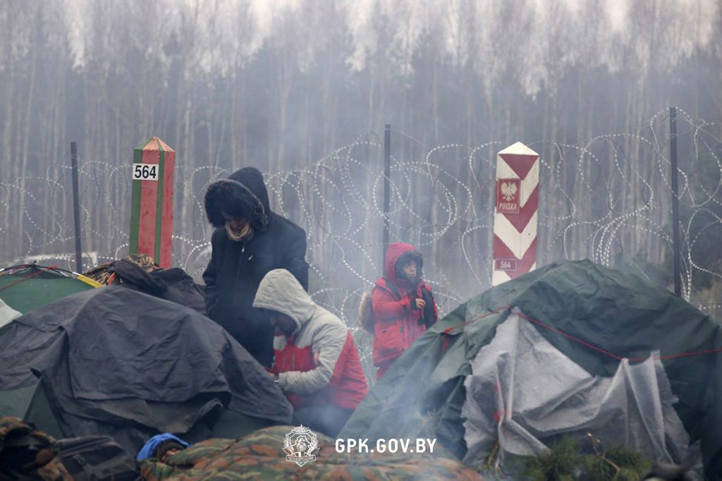 Διεθνής Τύπος: Ανθρωπιστική κρίση στα σύνορα της Πολωνίας – Νέες αποκαλύψεις διαπλοκής για Βρετανούς βουλευτές